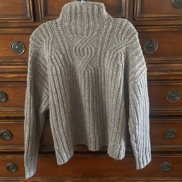 Aerie Chunky Knit Gray Cropped Sweater - Picture 11 of 12